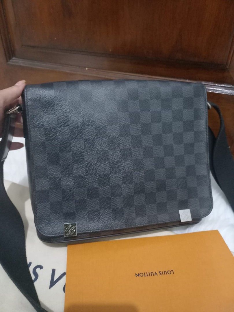 LV Damier Graphite Blue Pixelated Pochette Voyage, Barang Mewah, Tas &  Dompet di Carousell