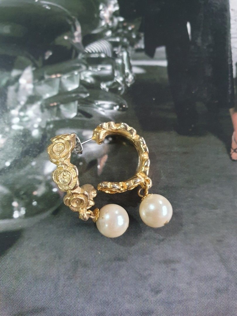 Chanel CC Logo Pearl & Enamel Flower Long Pearl Necklace in Gilt Gold –  Dandelion Antiques