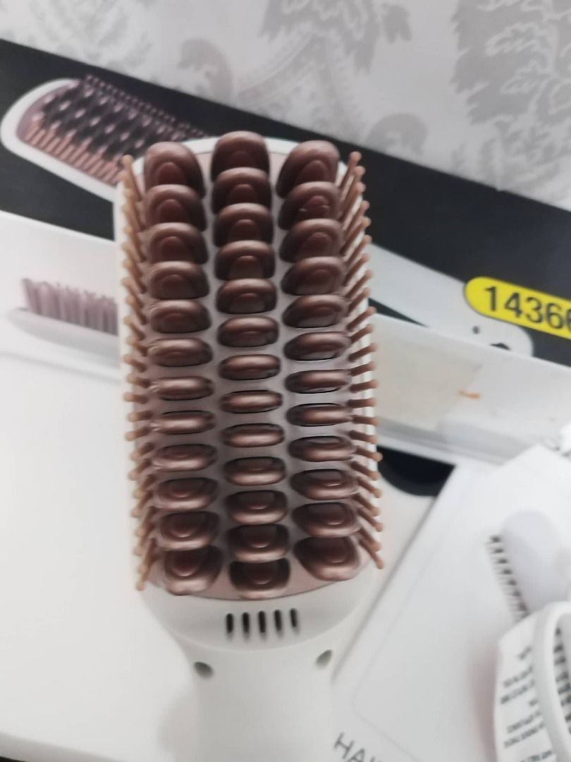 VISAGE Hair Straightening Brush, Beauty & Personal Care, Hair on Carousell