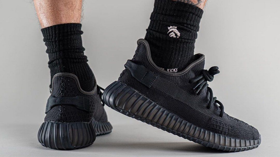 Yeezy boost 350 v2 Onyx, Men's Fashion, Footwear, Sneakers on Carousell