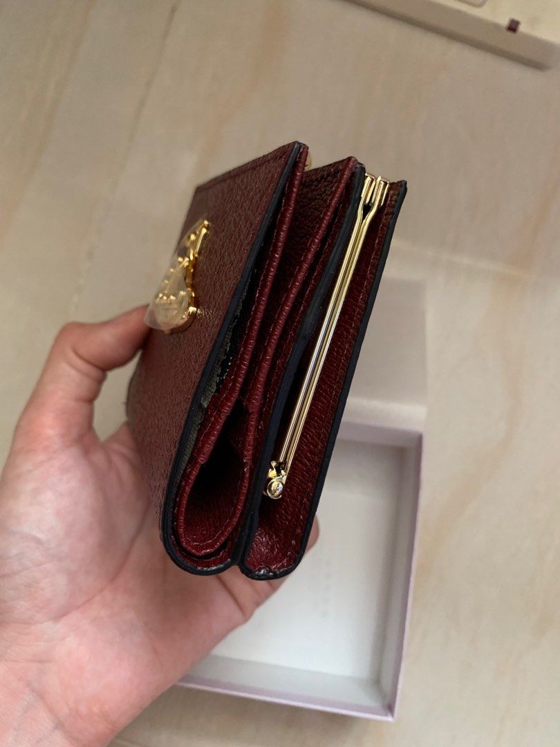 全新 限定款 防花真皮 酒紅色大金色logo方形皮夾 口金包 防括牛皮 Vivienne Westwood 四方牛皮小銀包 限定款 （分類：手袋及銀包）位於 Hong Kong。 由 bforbaebae 提交（商品編號 1233901026，圖片 3）。簡介： 全新 。大金土星 罕有不撞款！ 。正版限量版，圖一為官網圖 （限量已賣斷市唔再出） 。連原包裝盒 無品質問題 完好 🧡🧡🧡🧡 。寄sf到付/面交天水圍西鐵站 。寄sf: 賣家會自費買個sf細紙箱盒入厚泡泡紙載住嚟寄，放心 。留意面交需睇備註-需付按金$200以防放飛機 以往賣其他嘢好幾個無品嘅人放飛機 晒心機晒時間） 🧡🧡🧡🧡 。四個卡位 ，紙幣位 ，散子位 🧡🧡🧡🧡 。薄身荔枝皮配大金logo 極罕有 。金色撞酒紅色 高貴氣質感 大氣 又顯皮膚白 。VW好少出e隻紅色，土大紅居多。 。牛皮耐用有質感 耐用防花 。好少大立體logo產品而又靚色 。啪扣位有土星logo 內裏布都係標誌性嘅pattern �