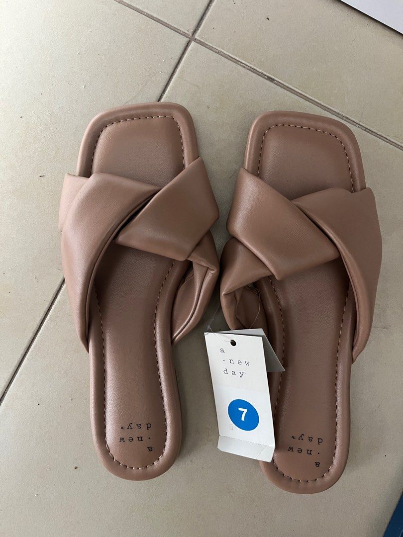 A new day store slippers