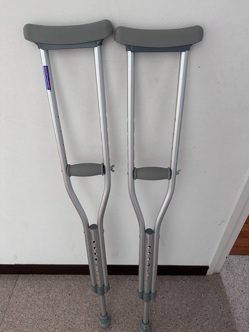 adjustable crutches S size, Health & Nutrition, Medical Supplies