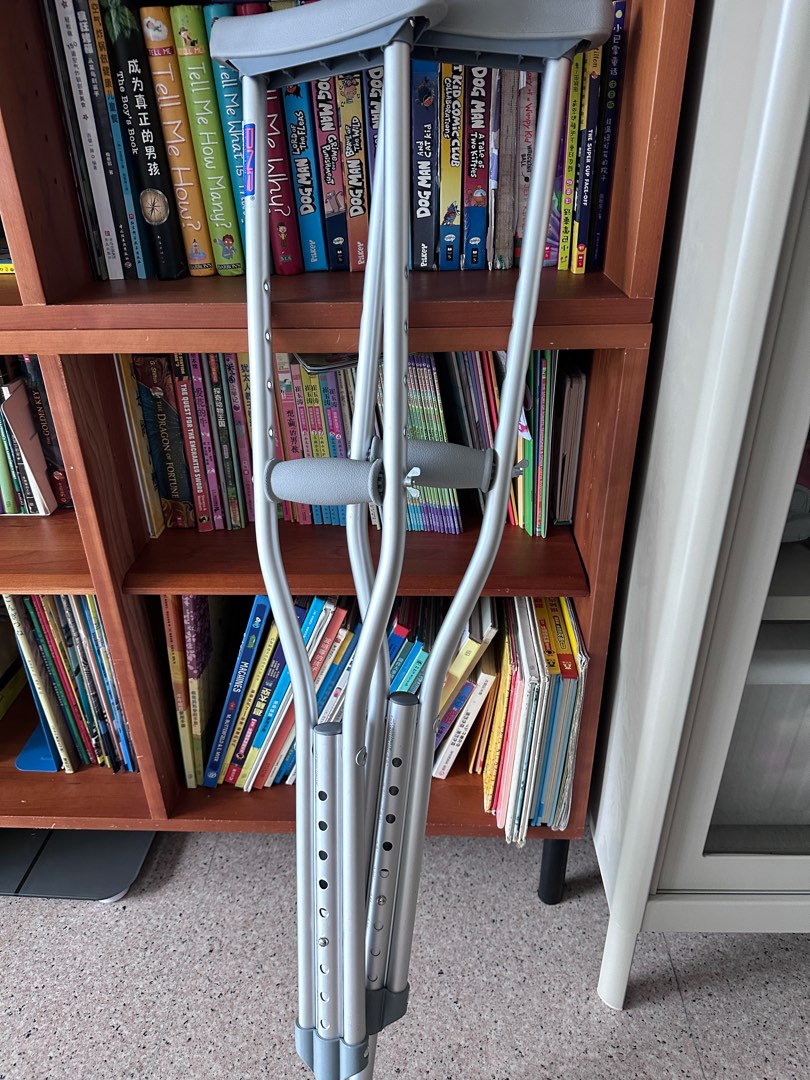 adjustable crutches S size, Health & Nutrition, Medical Supplies