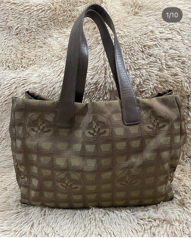 Authentic Chanel tote (Category: Luxury Bags & Wallets) located in Davao. Submitted by shopbymom (Listing ID 1239708585, Image 1). Description: Size medium Original .