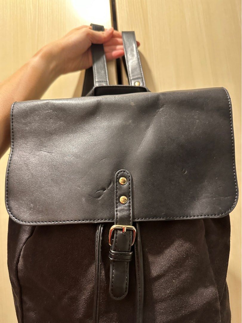 Backpack （分類：背囊）位於 Hong Kong。 由 askfora 提交（商品編號 1239661731，圖片 3）。簡介： Brand: Gaston Luga 買返嚟果時 HKD $7xx 因為儲存得唔係咁好 所以表面有啲壓痕。