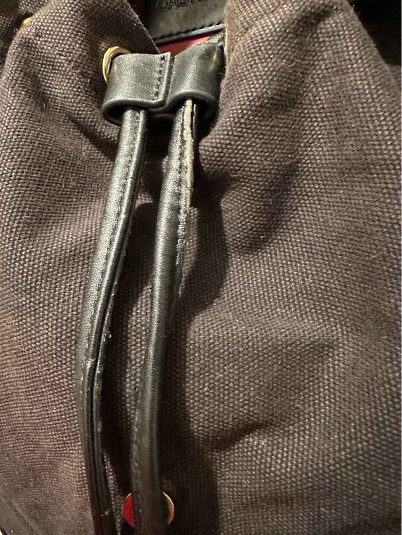 Backpack （分類：背囊）位於 Hong Kong。 由 askfora 提交（商品編號 1239661731，圖片 4）。簡介： Brand: Gaston Luga 買返嚟果時 HKD $7xx 因為儲存得唔係咁好 所以表面有啲壓痕。