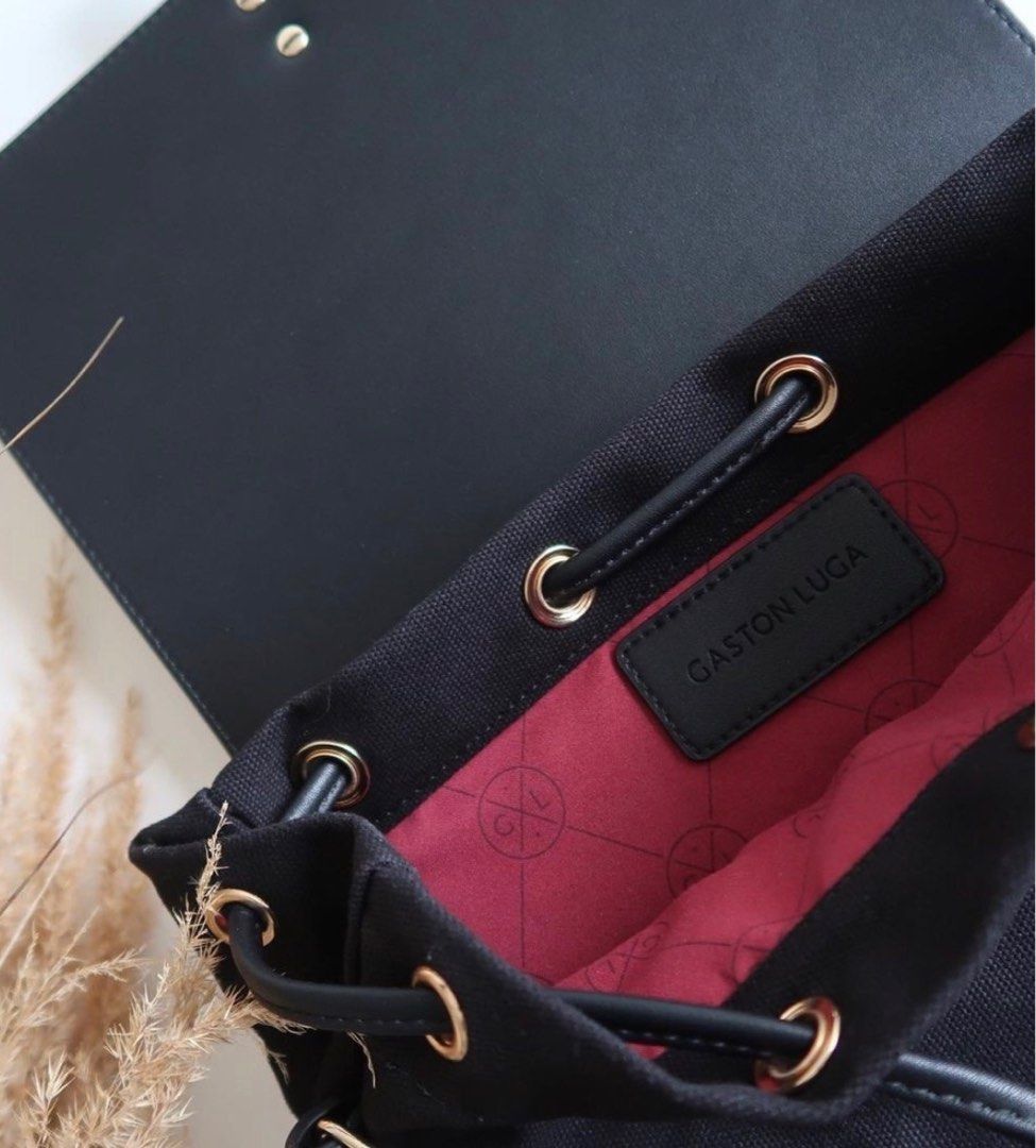 Backpack （分類：背囊）位於 Hong Kong。 由 askfora 提交（商品編號 1239661731，圖片 6）。簡介： Brand: Gaston Luga 買返嚟果時 HKD $7xx 因為儲存得唔係咁好 所以表面有啲壓痕。