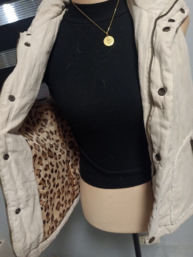 Cream Puffer Vest, Women's Fashion, Tops, Others Tops on Carousell