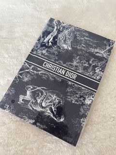 Dior shop book note