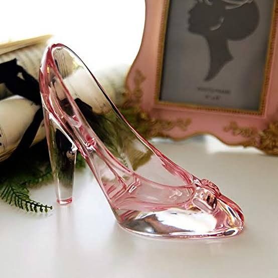 Glass shoes phone holder (Category: Mounts & Holders) located in Mabalacat. Submitted by declutter_by_eij (Listing ID 1239652879, Image 1). Description: PM for more info.