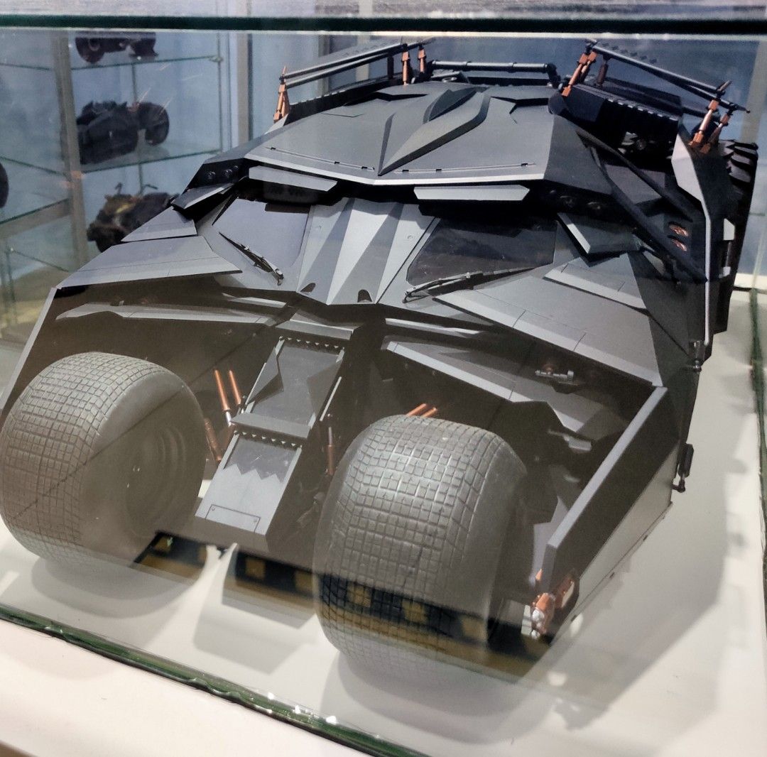 Hottoys The Dark Knight Batman Tumbler batmobile 1/6 scale, Hobbies