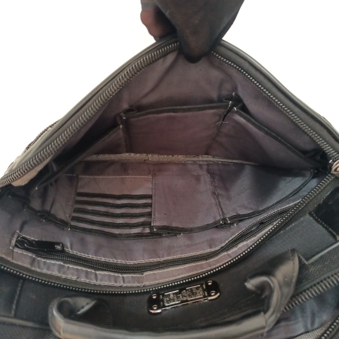 Cole Reaction Laptop Bag on Carousell