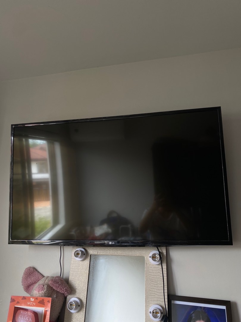 LG 32inches Flat Screen TV on Carousell