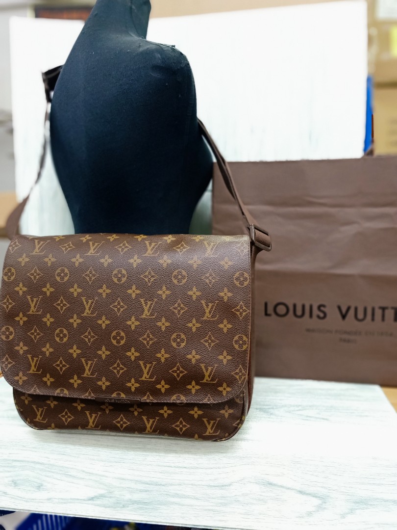 SOLD** Authentic LV Beaubourg MM Messenger