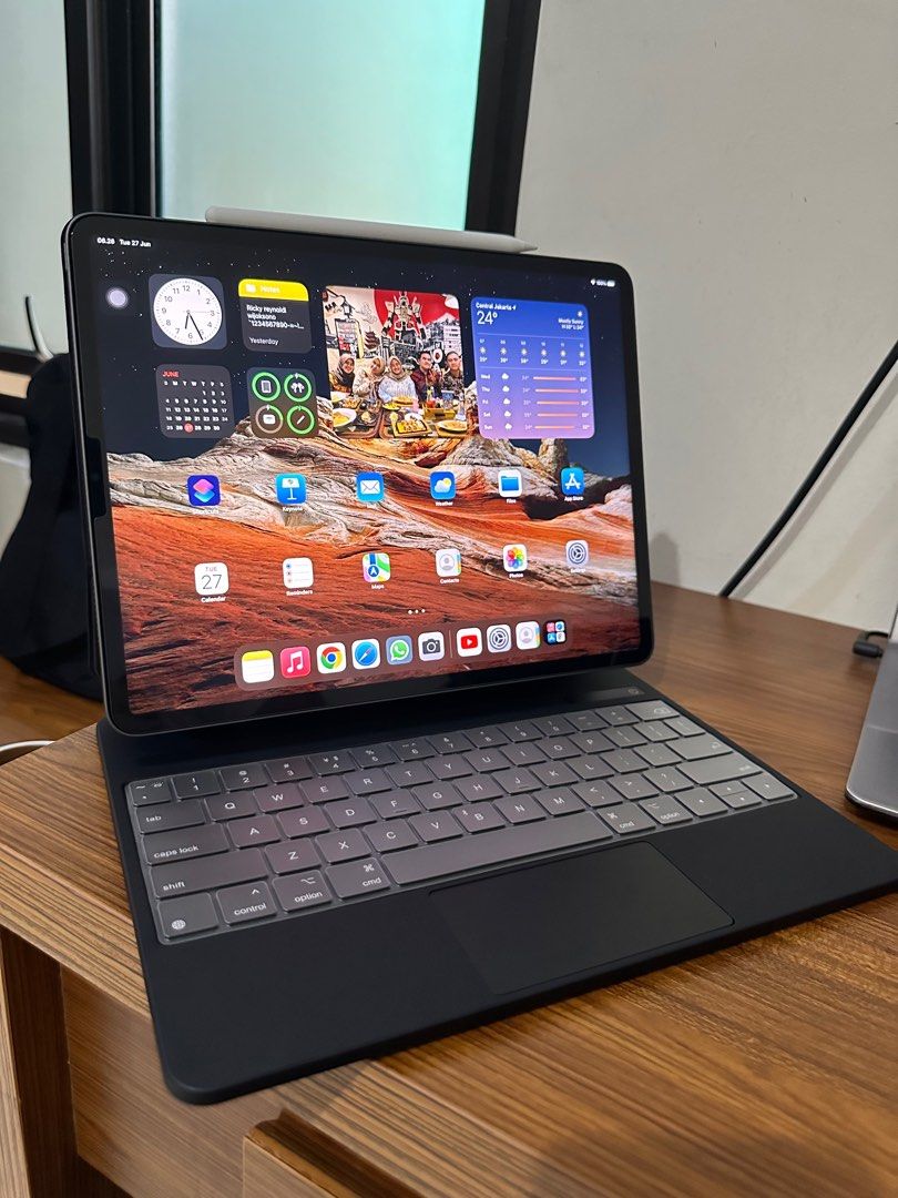 Magic Keyboard iPad Pro 12.9, Elektronik, Komputer, Lainnya di Carousell