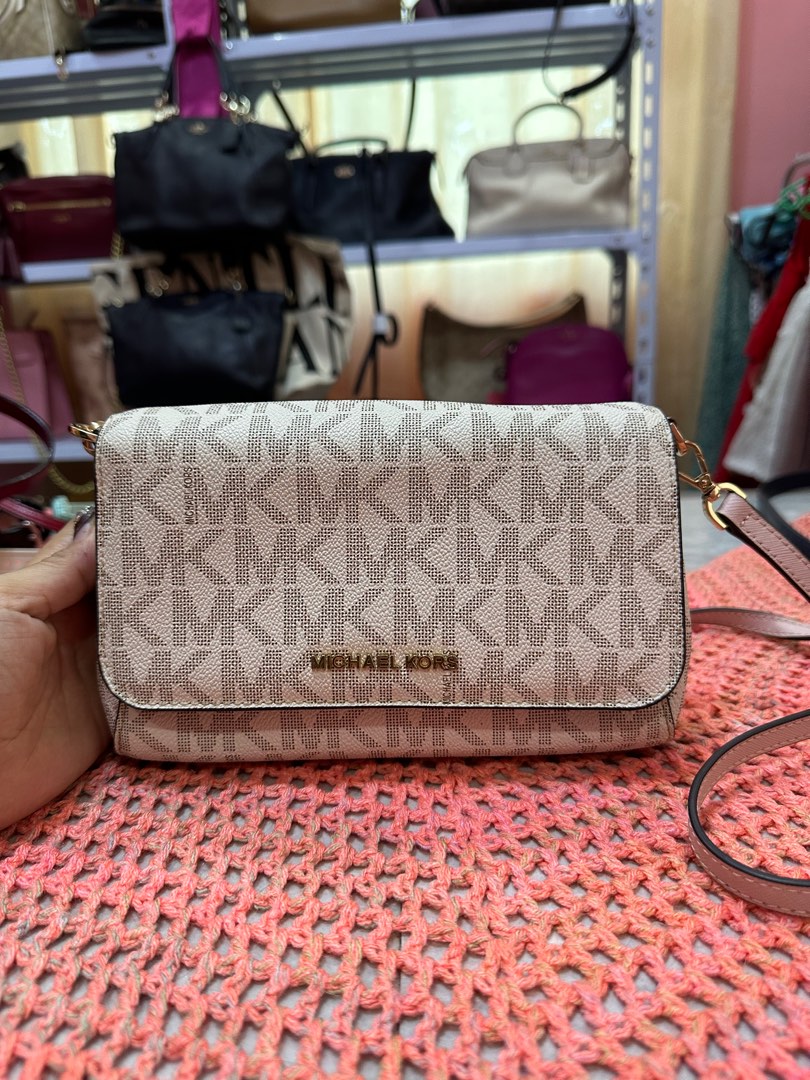 michael-kors-sling-bag-on-carousell