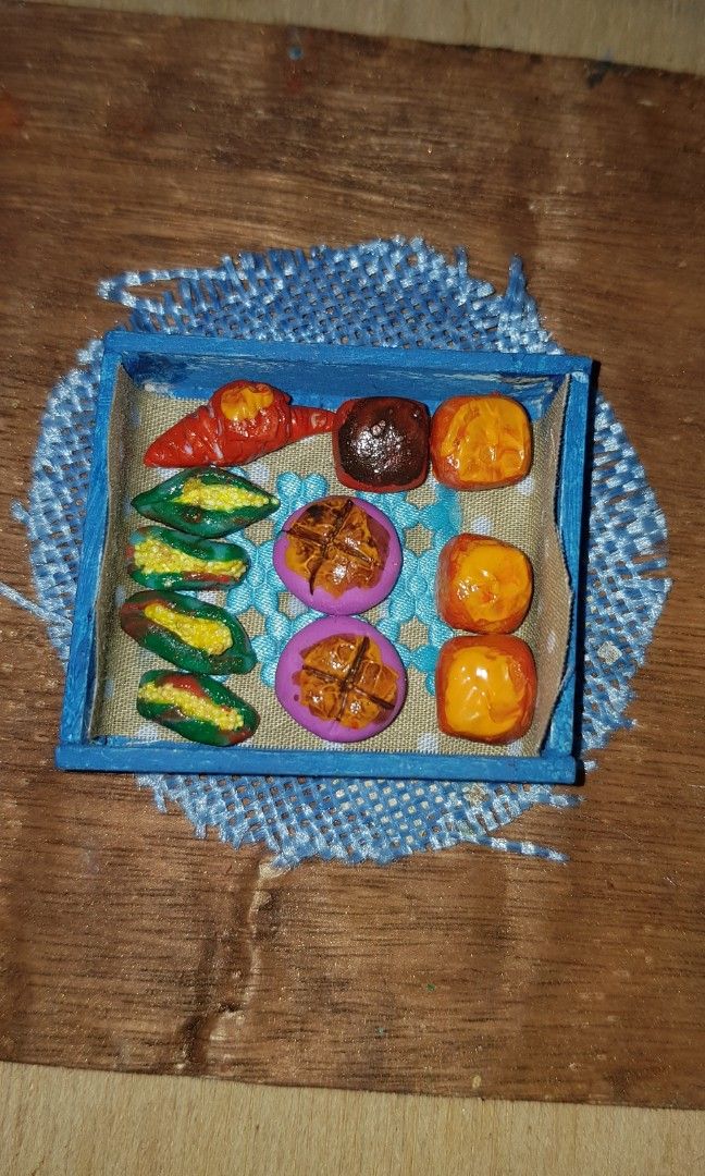Miniature breads (Category: Handmade Craft) located in Quezon City. Submitted by kristal68 (Listing ID 1239707640, Image 1). Description: handmade clay. painted, baked and glazed. 3pesos each..