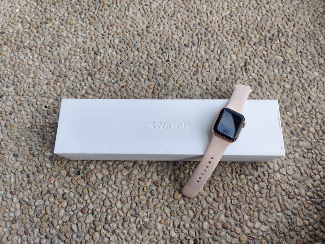 Apple watch series 5 40mm gold aluminum hotsell case with pink sport band