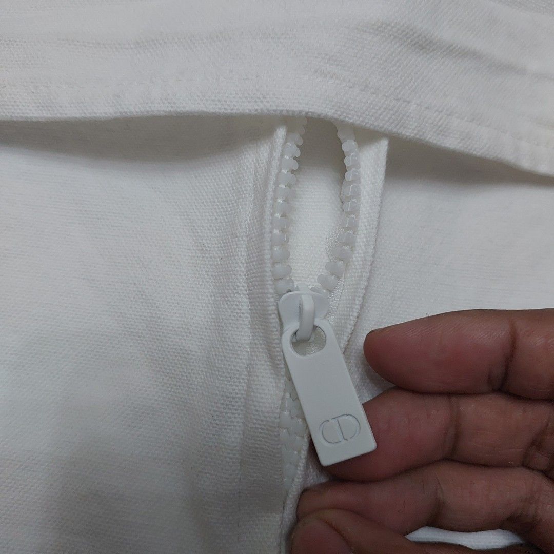Authentic Christian Dior Garment bag (Category: Luxury Bags & Wallets) located in Manila. Submitted by jfluxury.co (Listing ID 1239845220, Image 2). Description: excellent condition no flaws bought in Japan 🇯🇵 💯% Authentic. 😊 Money back guarantee. 😊 Clean and ready to use na po.