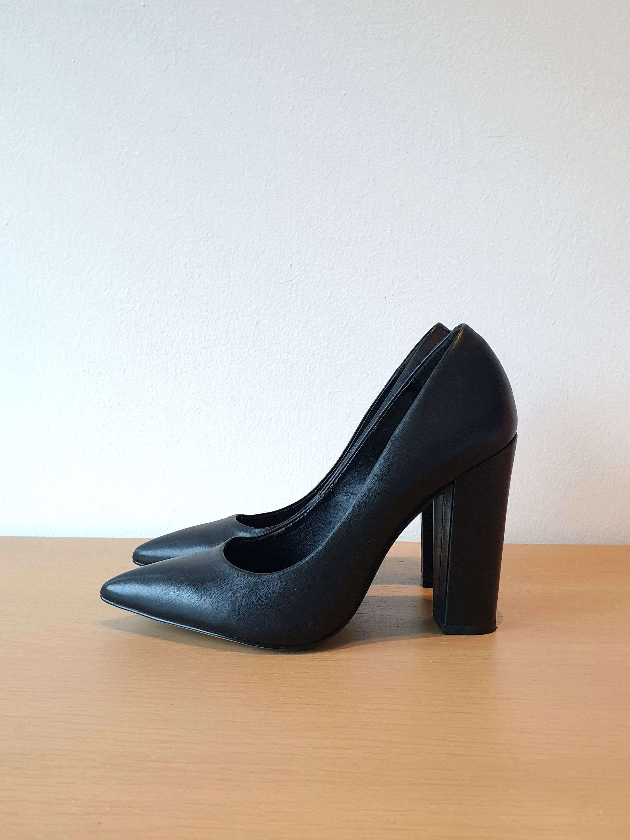 Authentic Steve Madden Black Leather Chunky Heels Women s Fashion