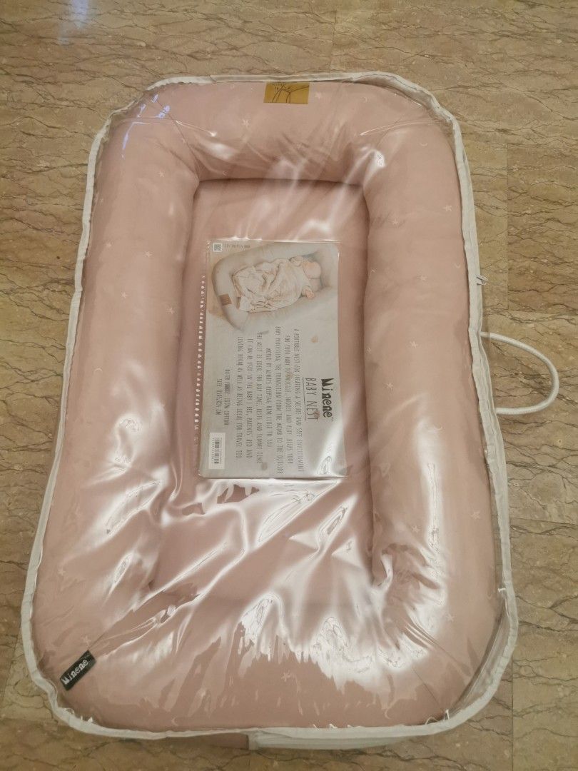 BNWT branded Minene cocoon baby nest portable bed travel, Babies & Kids