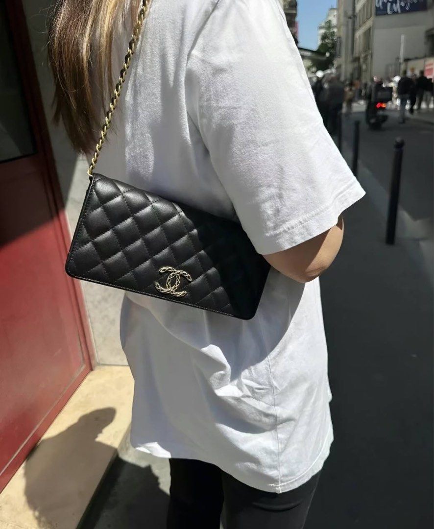 chain on wallet chanel