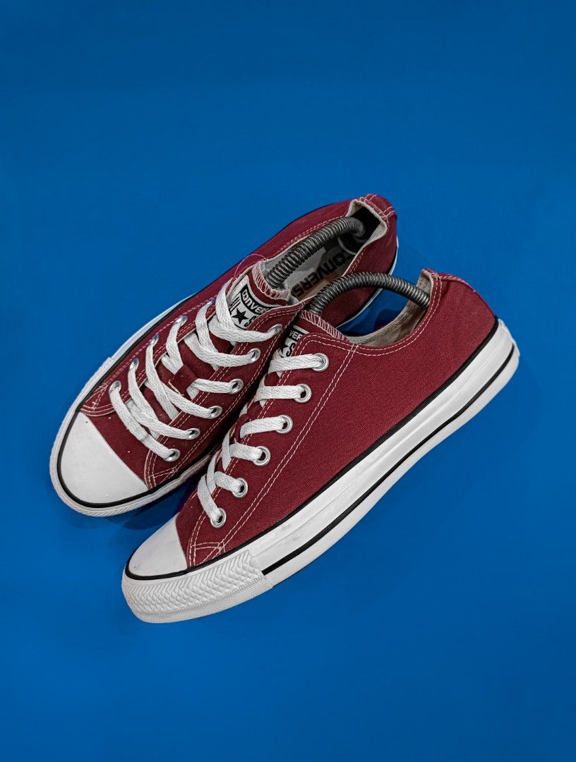 Burgundy chuck taylors top low