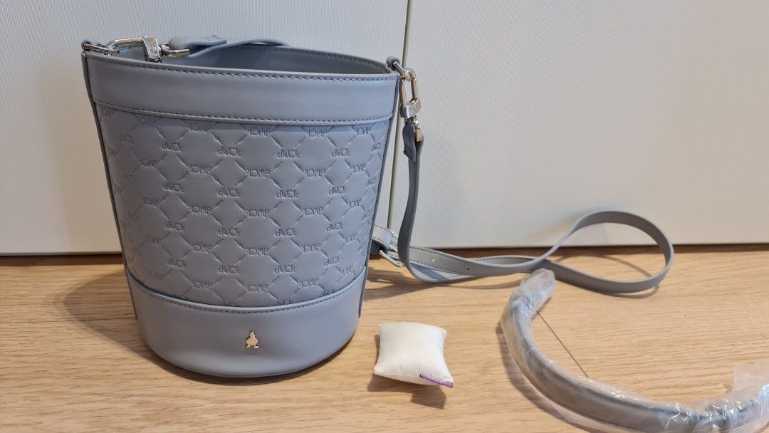 dUCk bucket bag