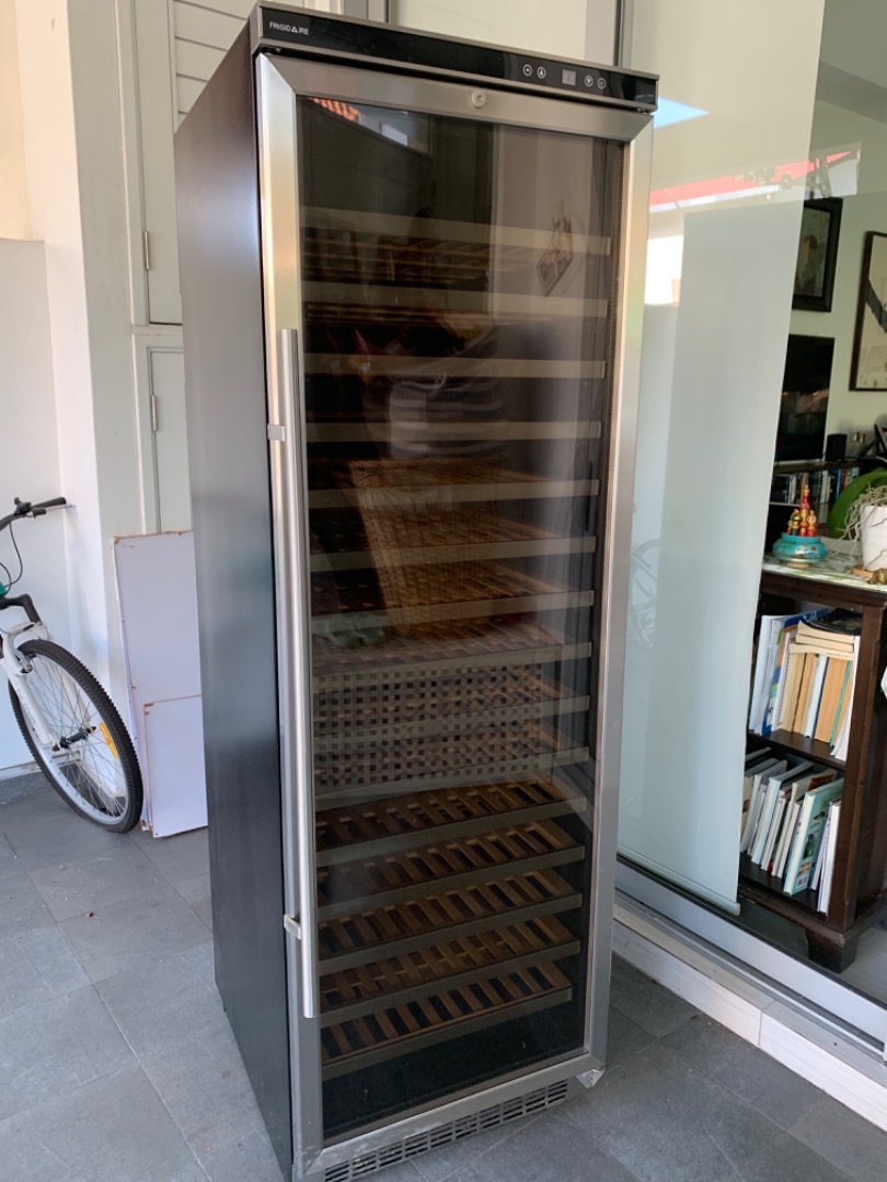 Frigidaire wine fridge, TV & Home Appliances, Kitchen Appliances, Wine
