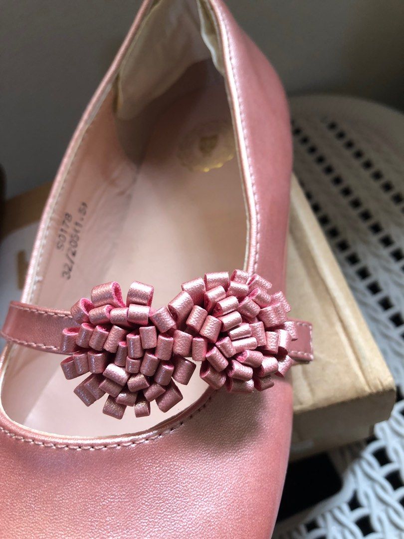 Girl sales shoes style
