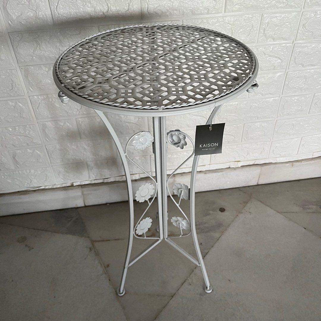 Kaison Corner Round Table, Furniture & Home Living, Furniture, Shelves