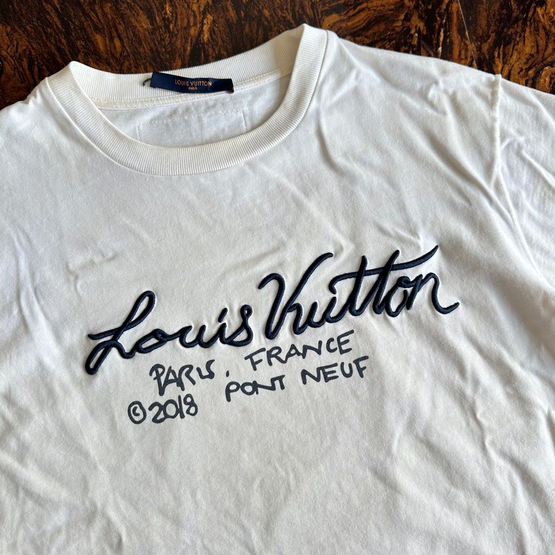 Louis Vuitton LV Men Pont Neuf Signature Print & Embroidery T-Shirt, Men's  Fashion, Tops & Sets, Tshirts & Polo Shirts on Carousell