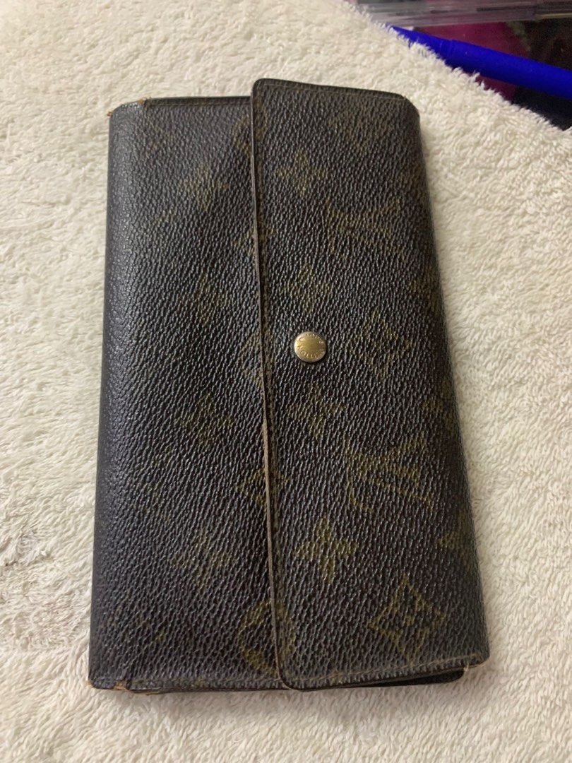 Lv trifold (Category: Luxury Bags & Wallets) located in Manila. Submitted by kixiecruz42782 (Listing ID 1239816635, Image 1). Description: .