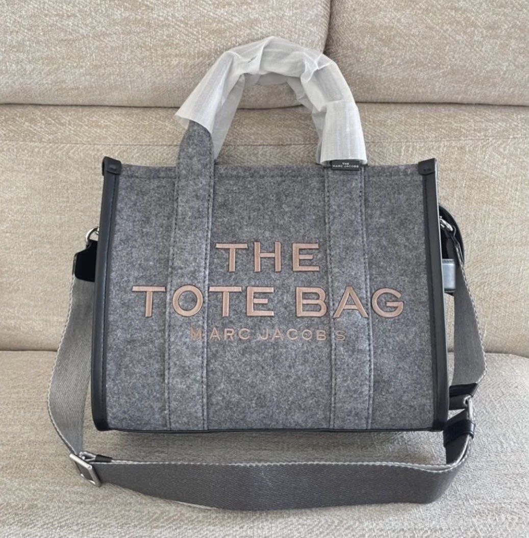 Marc Jacobs Tote Bag Canvas Black Small (M), Women's Fashion, Bags &  Wallets, Tote Bags on Carousell