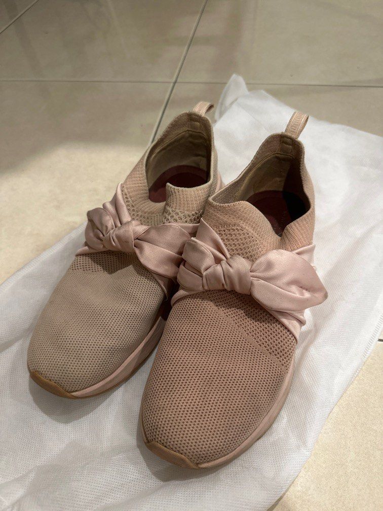 Skechers online pink ribbon