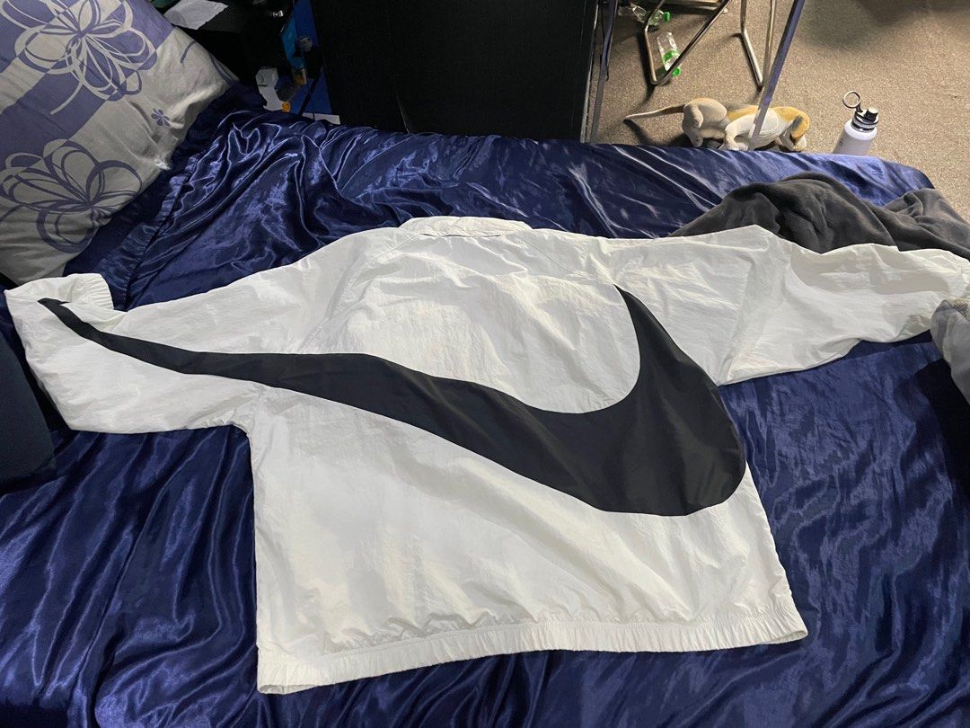 Nike Big Swoosh (Category: Coats, Jackets and Outerwear) located in Mandaluyong City. Submitted by philhenjac (Listing ID 1239853079, Image 2). Description: Nike Big Swoosh Condition 9/10 Size XXL Makita niyo po sa pic na suot ko yan, My height is 5”8 medium built. Dimes 25-26in W 28-29in L P 2,999 Slight nego RFS: sa pinsan ko po yan nasa states na mga naiwan niya pinabebenta. Thank you ☺️.