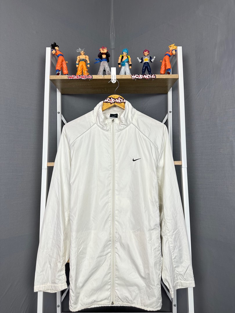 Nike Light Jacket, Men's Fashion, Activewear on Carousell