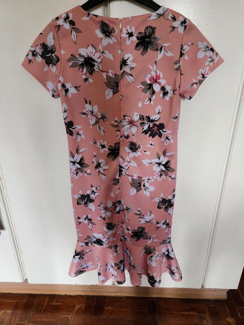 Pink floral dress (Category: Dresses) located in Quezon City. Submitted by declutteringwithcris (Listing ID 1239773801, Image 2). Description: pink floral dress fall below the knee zipper opening at the back thick material can fit small to medium frames no issues rfs: does not fit anymore. Finding a new home for this dress :).