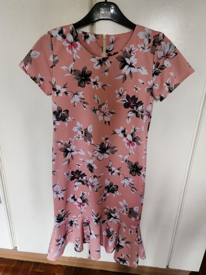 Pink floral dress (Category: Dresses) located in Quezon City. Submitted by declutteringwithcris (Listing ID 1239773801, Image 1). Description: pink floral dress fall below the knee zipper opening at the back thick material can fit small to medium frames no issues rfs: does not fit anymore. Finding a new home for this dress :).