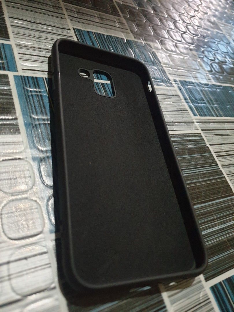 Samsung j6 makapal rugged ORIGINAL case (Category: Cases & Sleeves) located in Bangued. Submitted by marcc07 (Listing ID 1239762511, Image 1). Description: Di nagamit. Bigla nasira yong phone nong dumating itong order ko na case haha 97% NEW!.