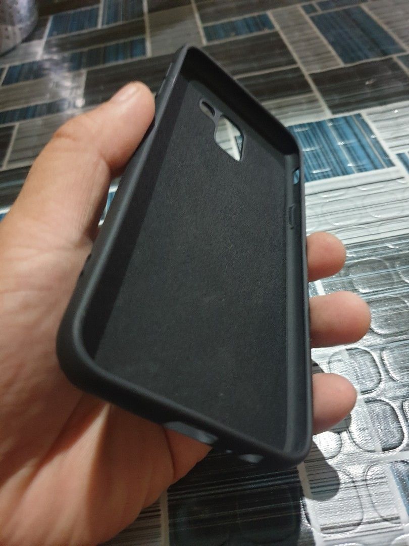 Samsung j6 makapal rugged ORIGINAL case (Category: Cases & Sleeves) located in Bangued. Submitted by marcc07 (Listing ID 1239762511, Image 3). Description: Di nagamit. Bigla nasira yong phone nong dumating itong order ko na case haha 97% NEW!.