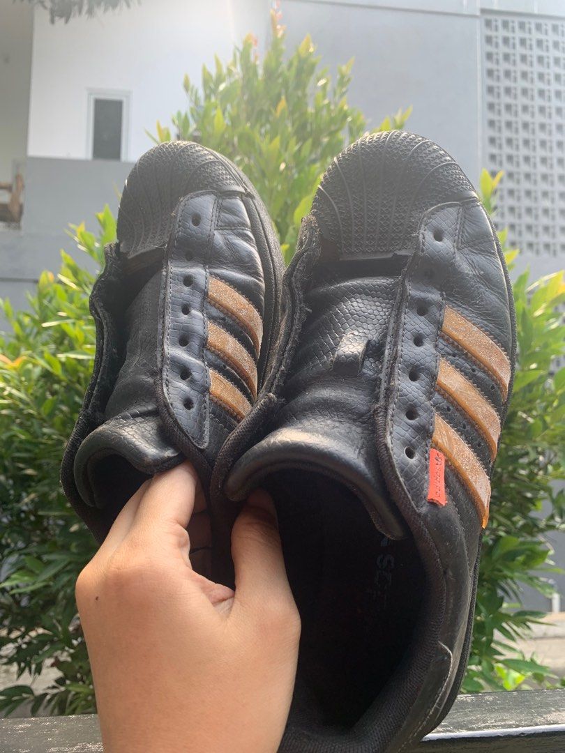 Sepatu adidas original size 40 tidak jual kw minus apa adanya sesuai foto,  Olah Raga, Perlengkapan Olahraga Lainnya di Carousell