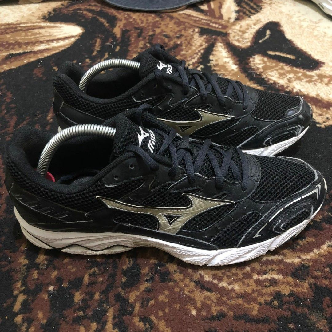Foto outlet sepatu mizuno