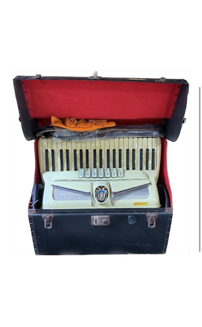 1950s SERENELLI Italian Piano Accordion 120 Bass Vintage Classic with  vintage Italian Vera Fibre Adamas 50s Suitcase in Black colour - This is a  serious instrument for those looking for a good