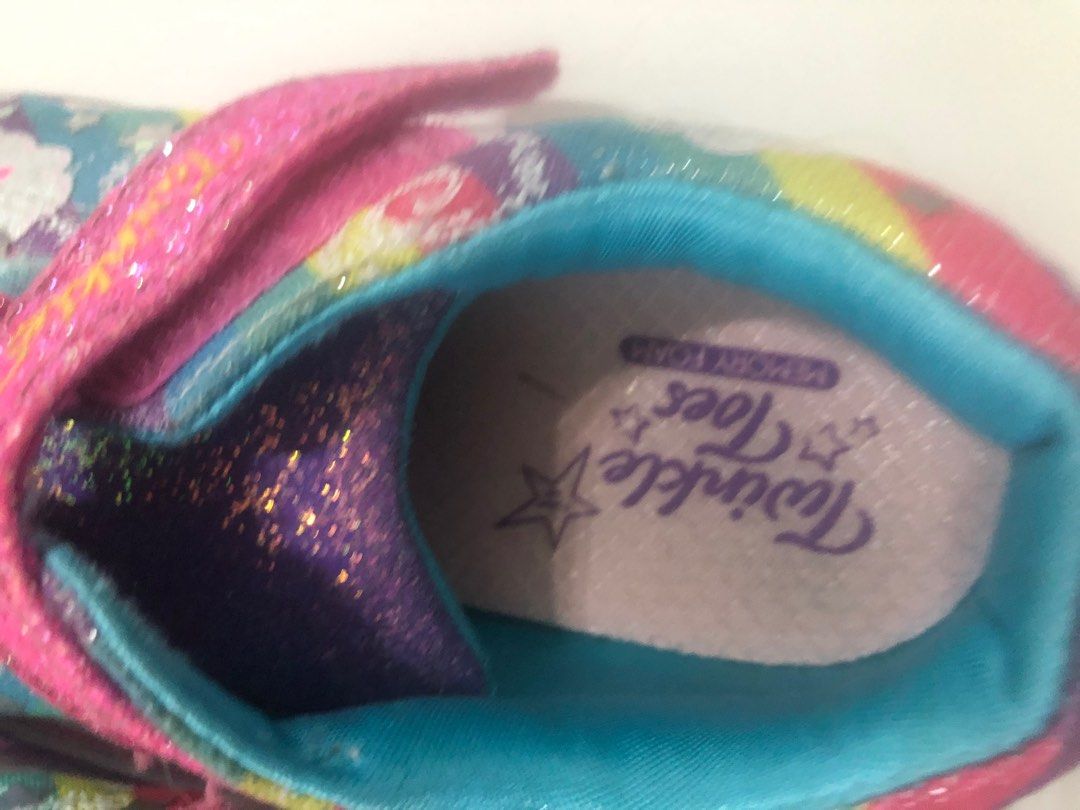 sketchers (Category: Babies & Kids Fashion) located in Mandaluyong City. Submitted by blueberrypatch (Listing ID 1239740026, Image 3). Description: size on the picture.fashion shoes for girls ages 5 to 6 yrs old. sketchers.lights up while walking. flaws on the pictures too..