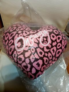 知名品牌心形抱枕