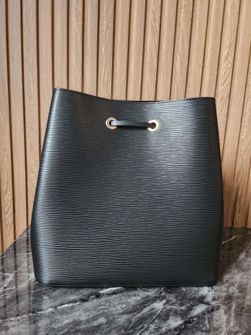Rare Discontinued Authentic LOUIS VUITTON Black Epi Leather Bucket