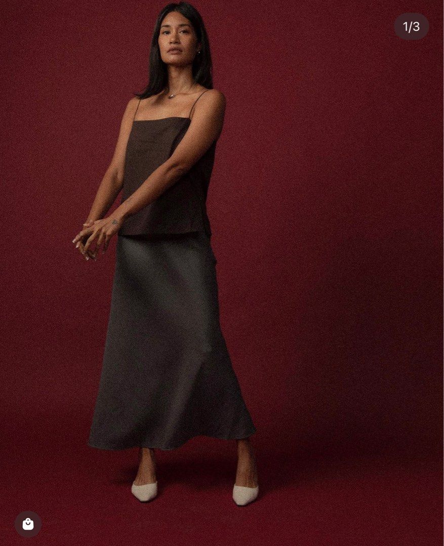 Apara Studio Flow Skirt in Grey (Large) (Category: Skirts) located in Quezon City. Submitted by amwear (Listing ID 1239991529, Image 1). Description: Originally got it for Php 3,600 Yours at Php 2,500 💛 (So worth it) Need to declutter but if I can I’d keep it 😭 Price is slightly negotiable so send me a DM! .