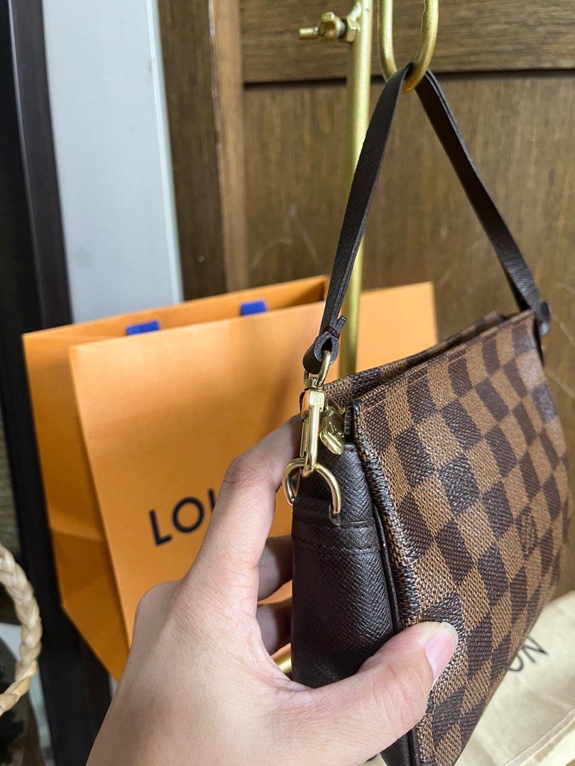 Lot - A Louis Vuitton Damier Grimaud & Trousse Vaslav cosmetics bag